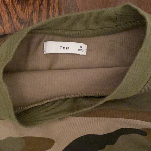 Cropped TNA long sleeve in size small! Army print pattern on the whole shirt - Picture 3 of 3